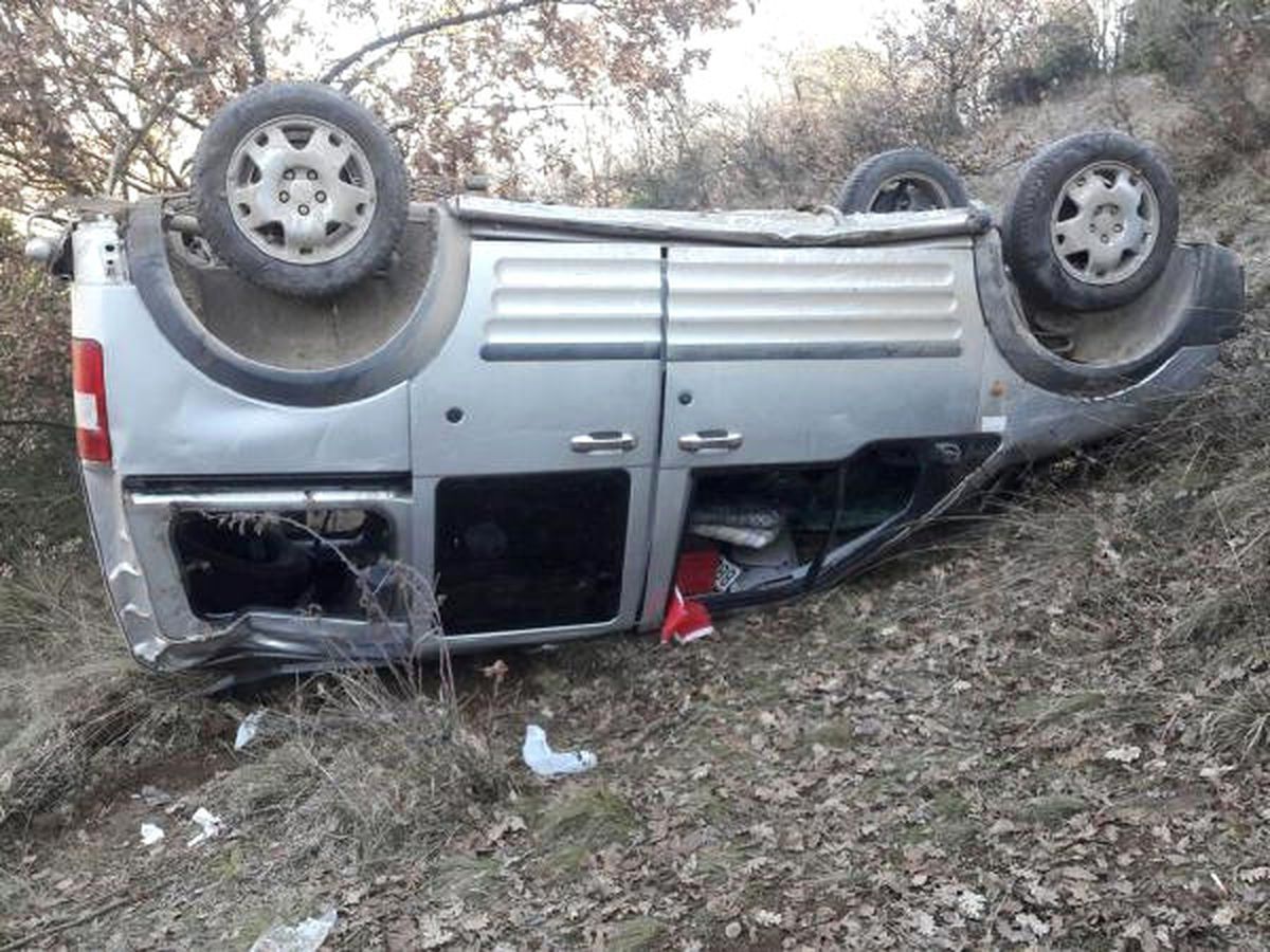 Hafif Ticari Araç Şarampole Yuvarlandı: 6 Yaralı