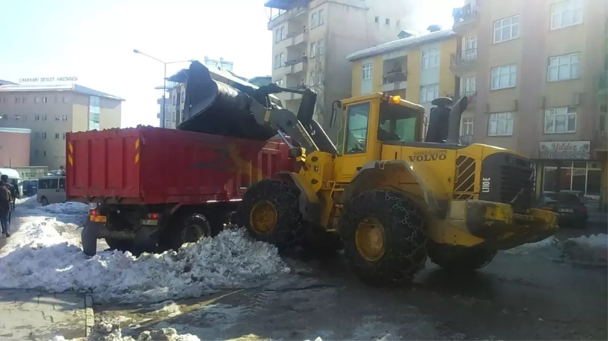 Hakkari\'de Kar Temizleme Çalışması