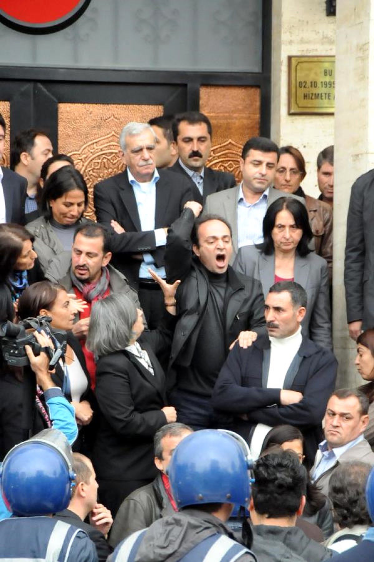 Hdp\'li Baydemir\'e, Polislere Hakaretten 3 Yıla Kadar Hapis İstemi