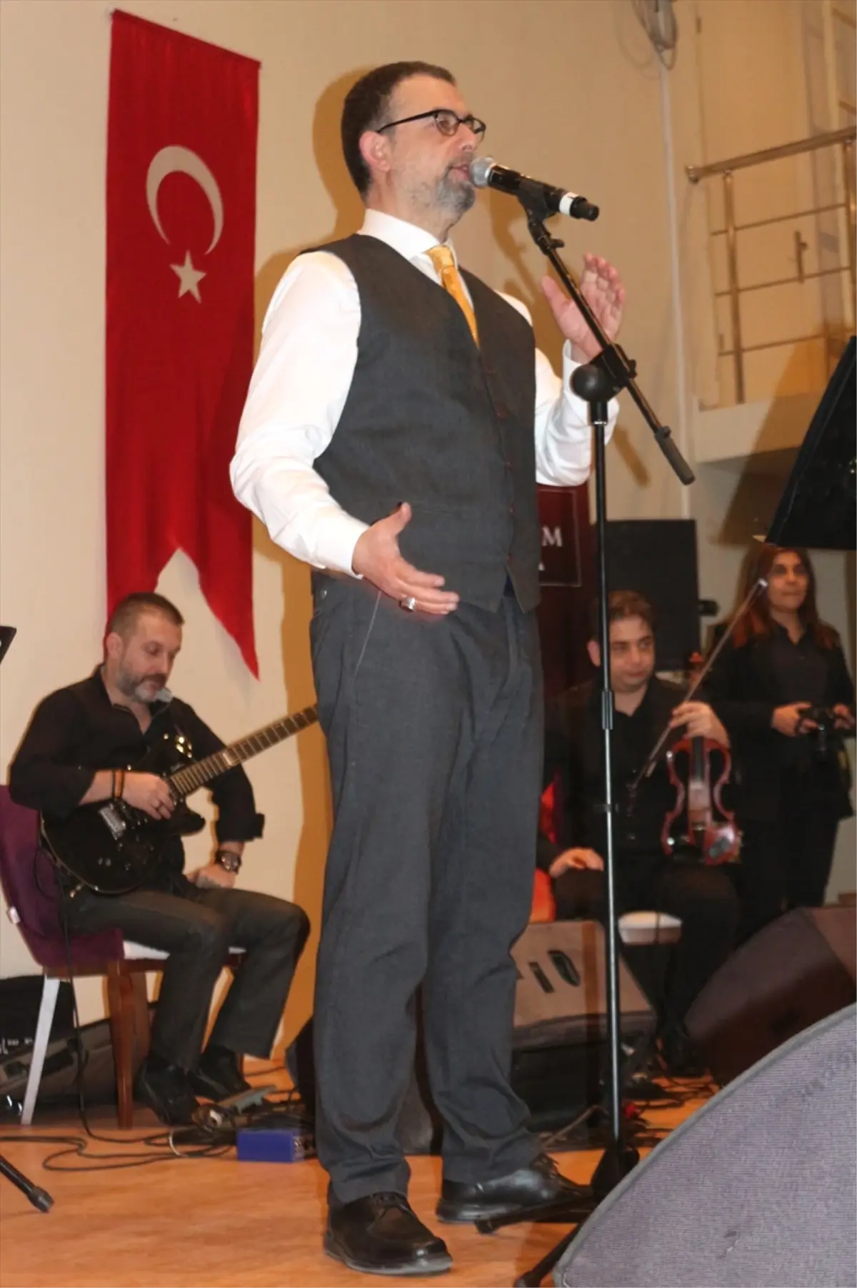 İbrahim Sadri Şiirlerini Gençler İçin Seslendirdi