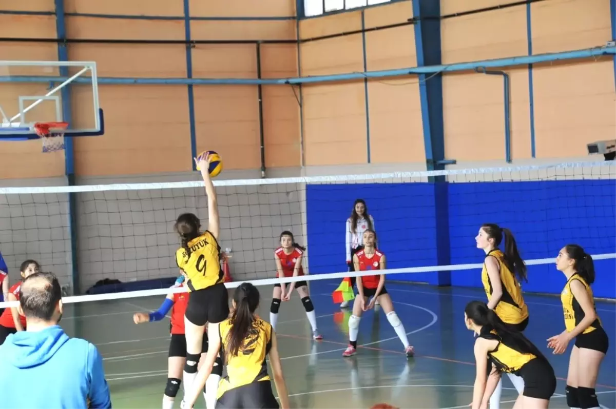 İdmanyurdu Spor Voleybol Takımı Başarısını Sürdürüyor