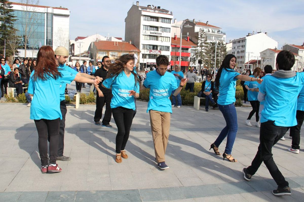 Kansere Dikkati Çekmek İçin Dans Ettiler