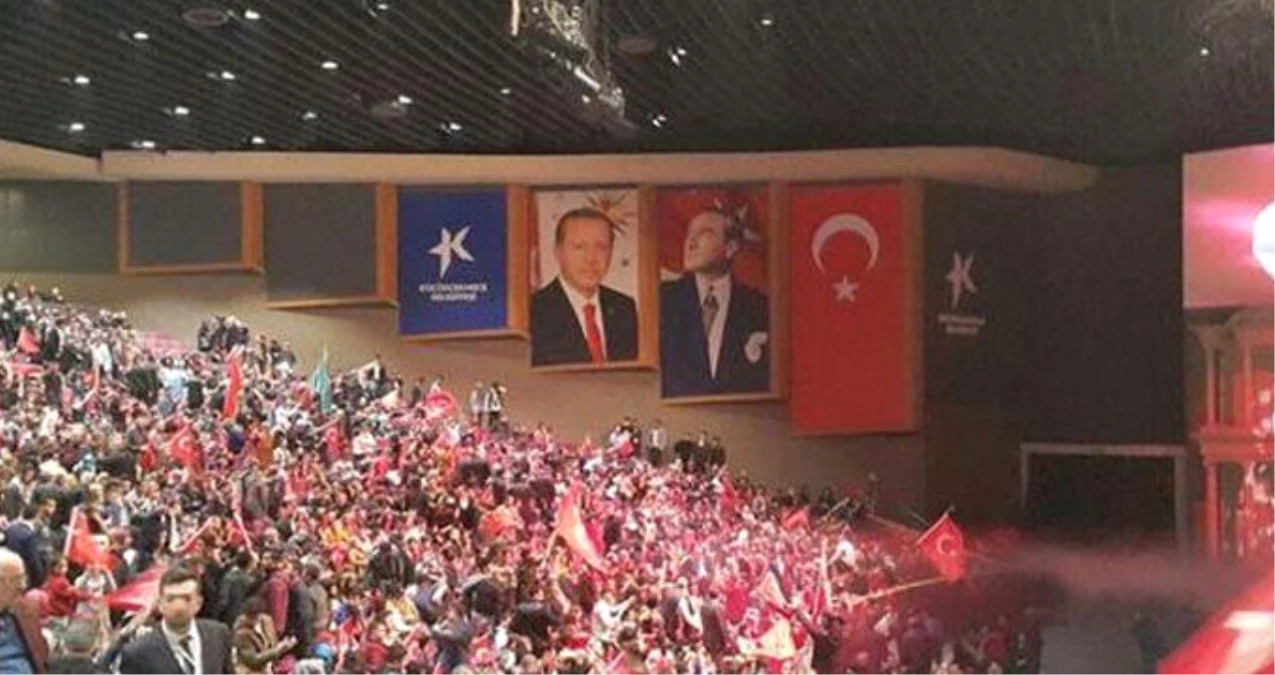 MHP\'nin Referandum Etkinliği Yapıldığı Salona Erdoğan Posteri Asıldı