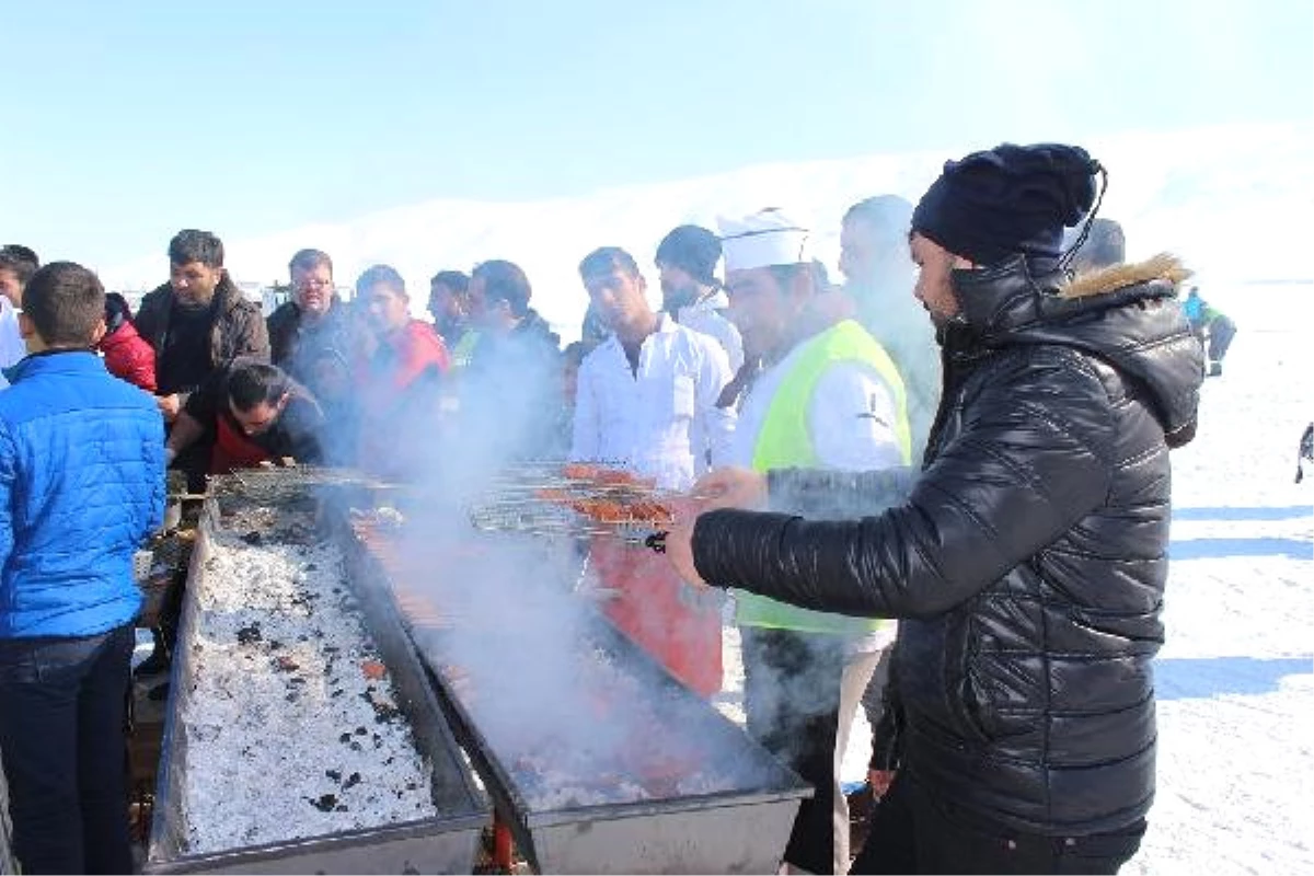 Muş\'taki Kar Festivalinde Gençler Eğlenceye Doydu
