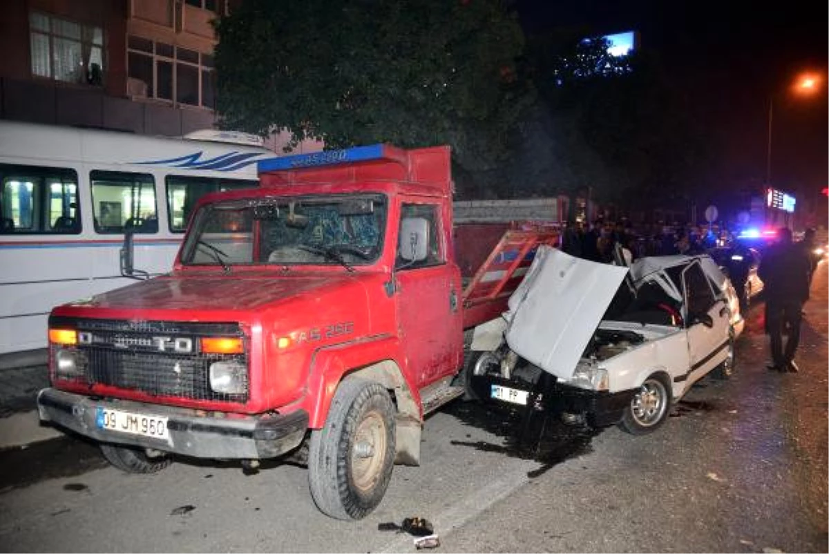 Adana\'da Otomobil, Kamyonete Çarptı: 3 Yaralı