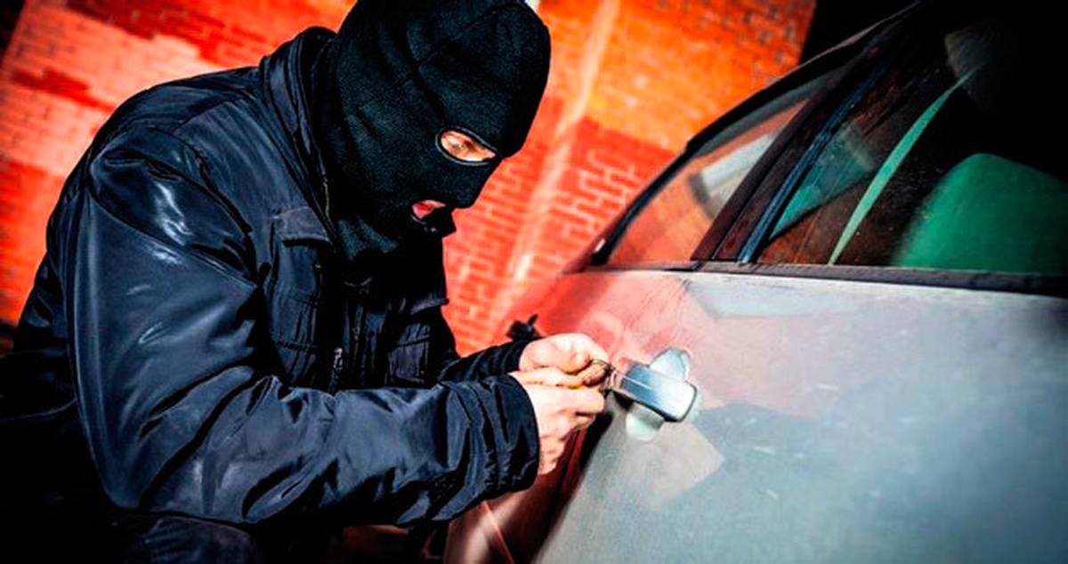 Otomobilden Hırsızlık Anı Güvenlik Kamerasında