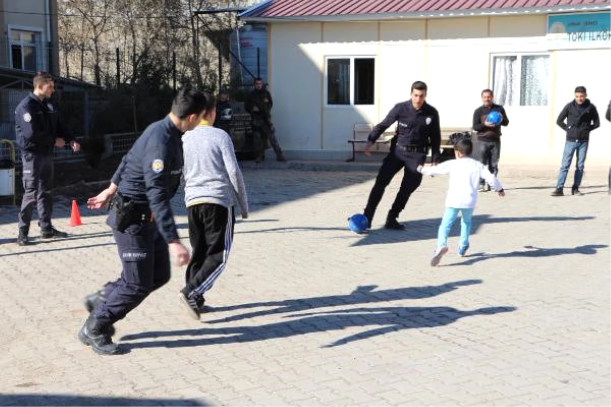 Şırnaklı Çocuklar, Futbol Maçında Polisleri Yendi