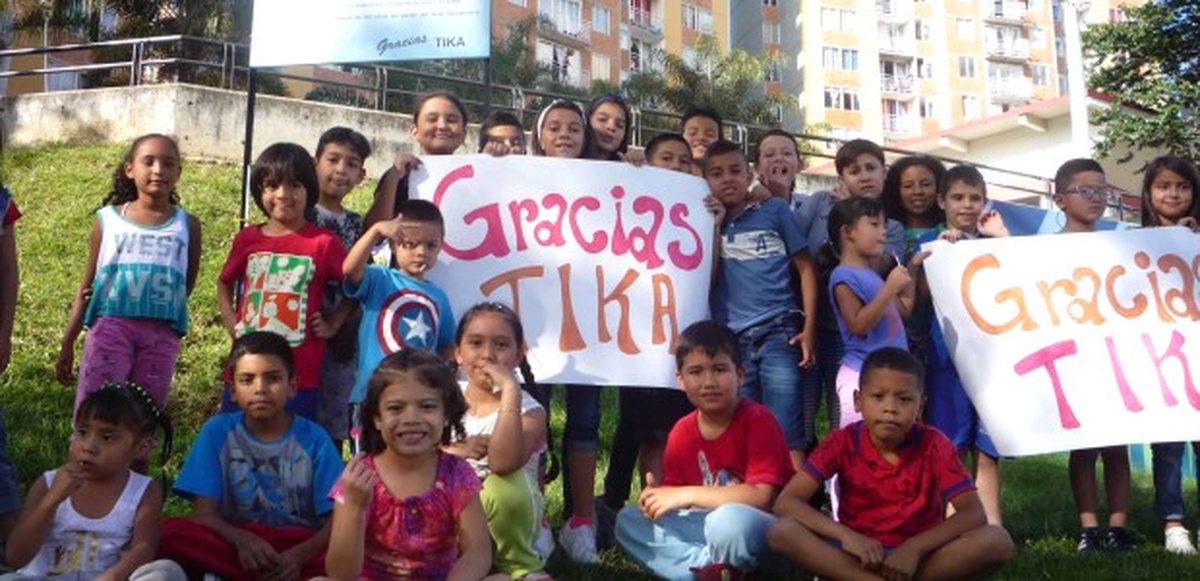 Tika, Kolombiya\'da Çocuk Oyun Alanı Kurdu
