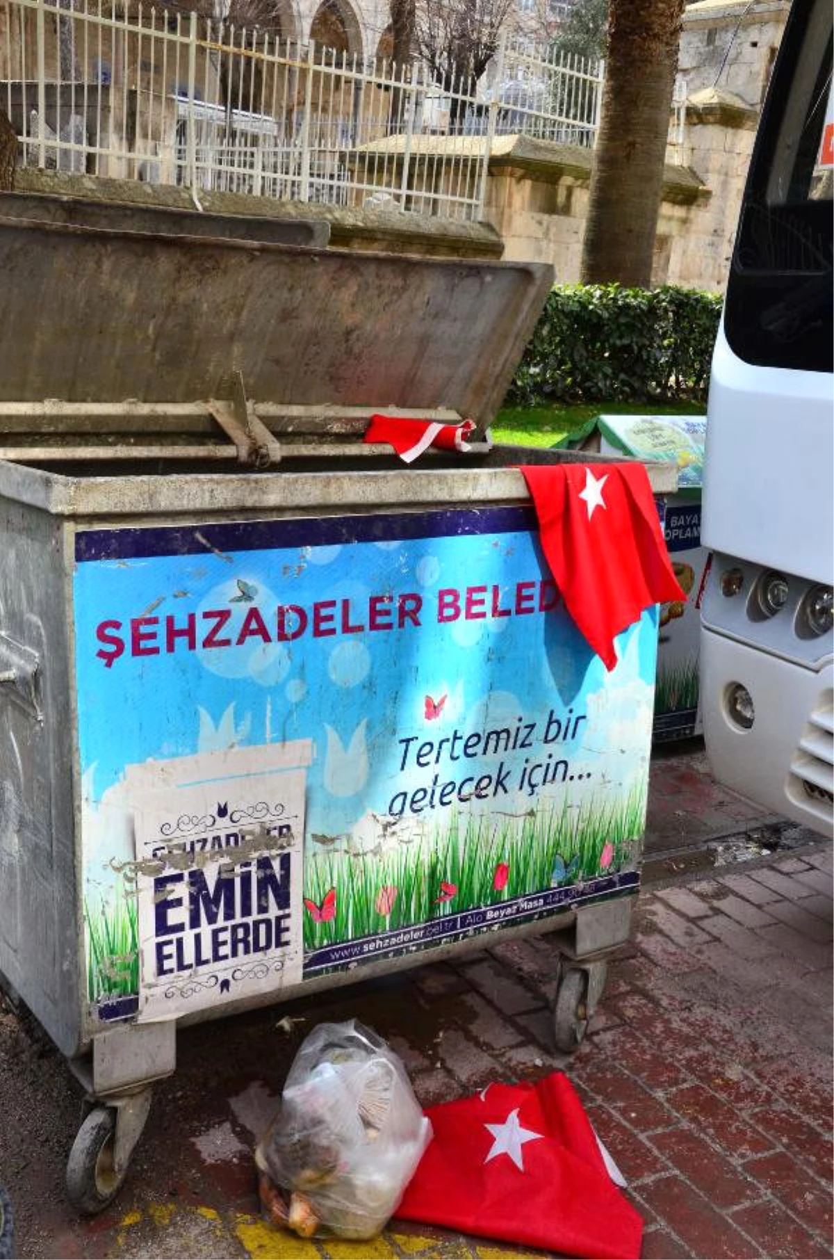 Türk Bayraklarının Çöpe Atılmasına Tepki