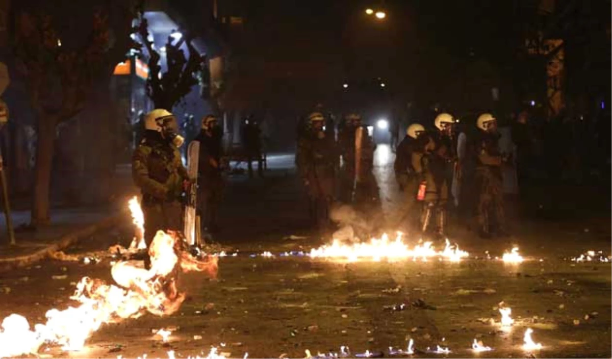 Yunanistan\'ın İktidar Partisi Syriza\'nın Bürosuna Molotoflu Saldırı