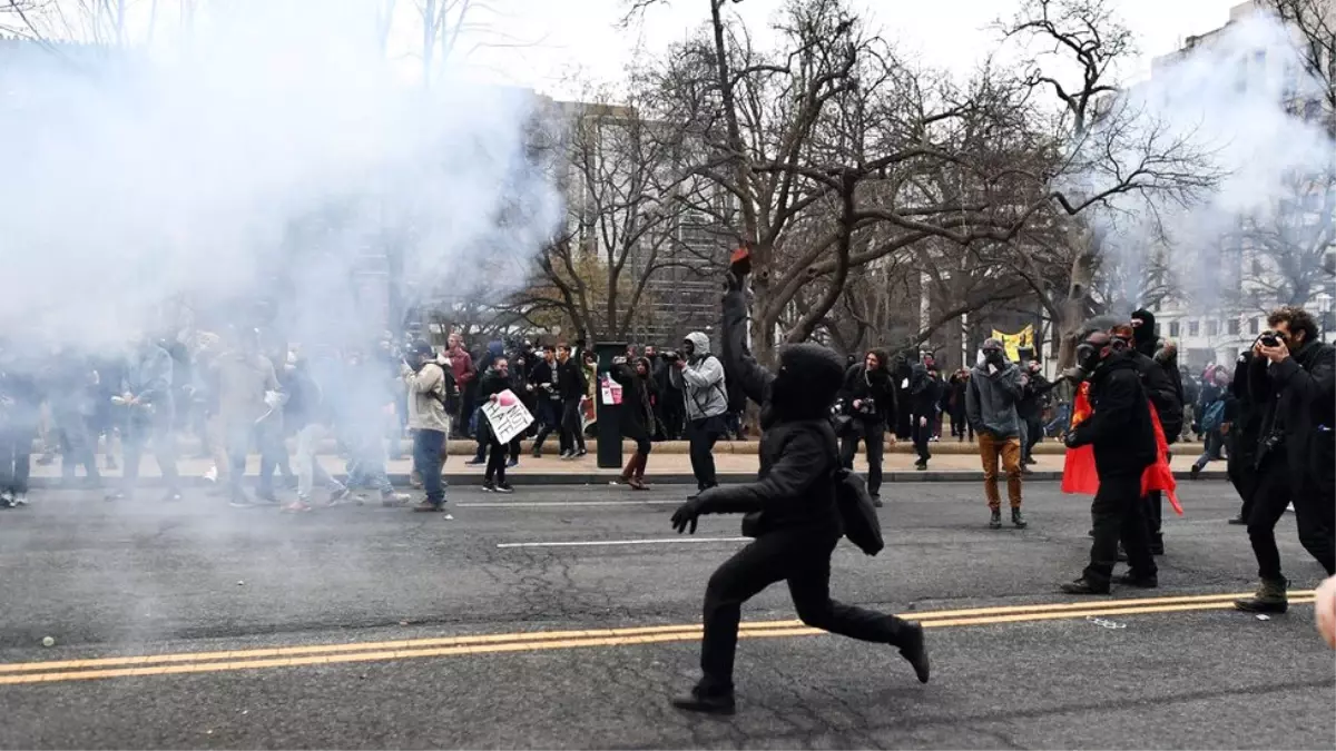 Amerika\'nın Aşırı Uçları: Antifa Alt-right\'a Karşı