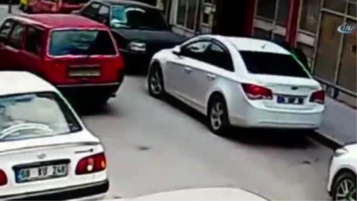 Aksaray\'da Otomobilin Camı Kırıp Çantanın Çalınma Anı Güvenlik Kamerasına Yansıdı