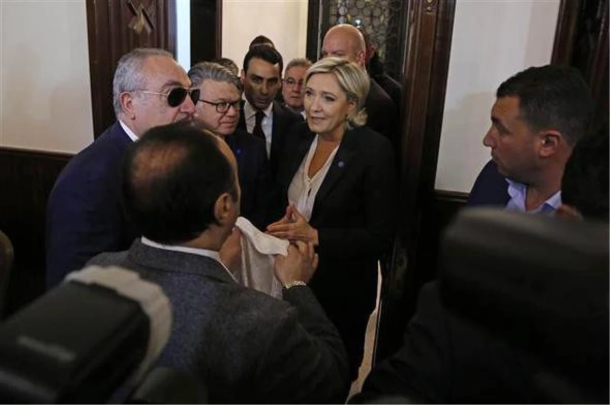 Aşırı Sağcı Fransız Cumhurbaşkanı Adayı Le Pen, Lübnan\'da Başörtü Krizi Çıkardı