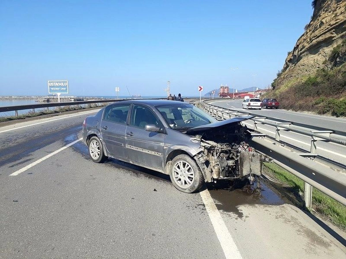 Bariyerlere Çarpan Otomobil Hurdaya Döndü
