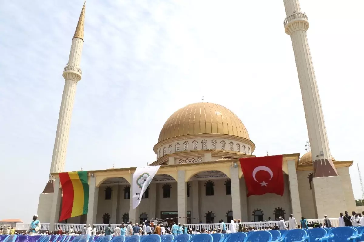 Çamur İçinde Kılınan Namaz, Ülkeyi En Büyük Camiye Kavuşturdu