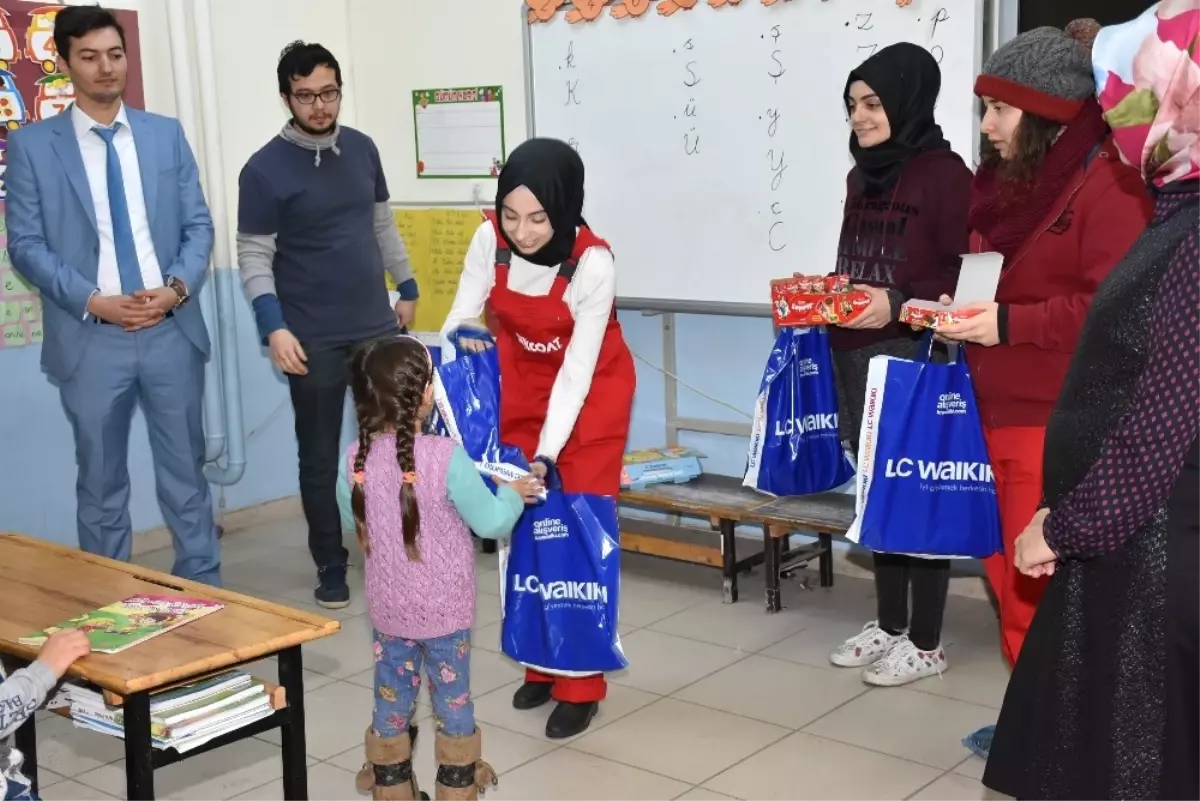 Dursunbey\'de Stajer Doktorlar "Hayal Duvarı" Projesini Uyguladı