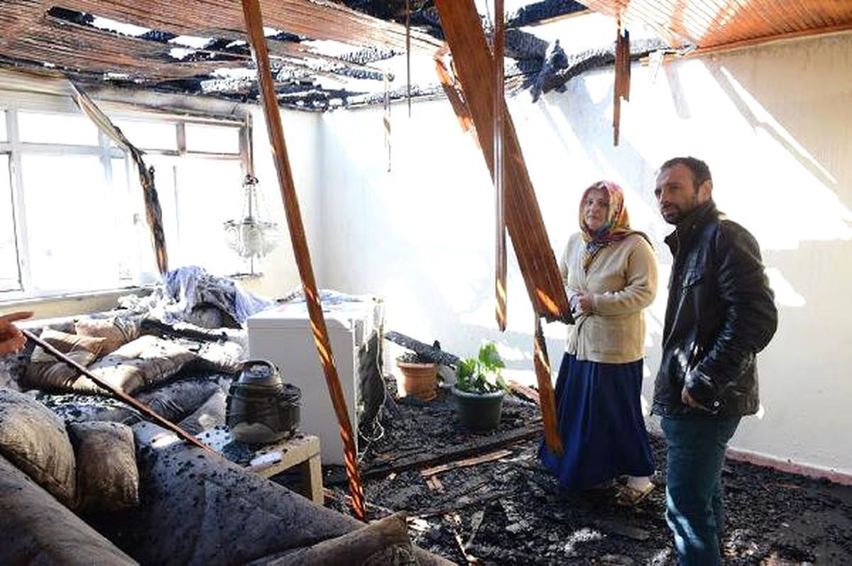 Evleri Yandı, Sadece Saksıdaki Çiçekler Alevlerden Etkilenmedi