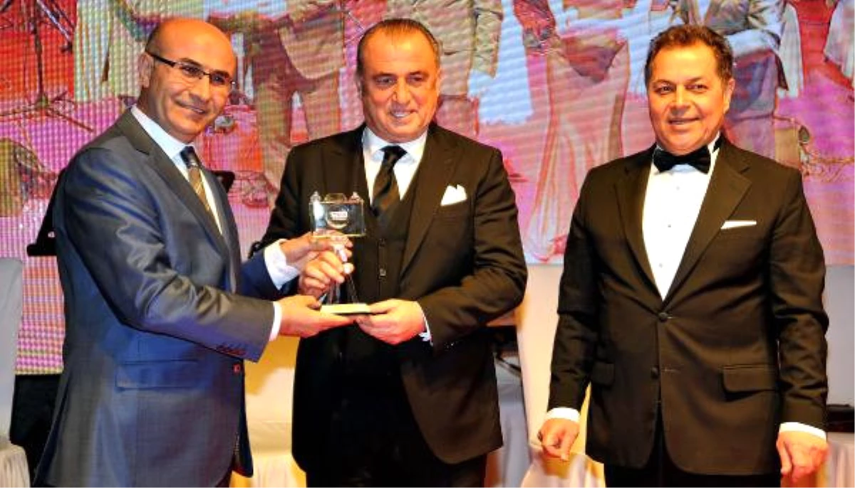 Fatih Terim\'e Memleketi Adana\'da Onur Ödülü Verildi