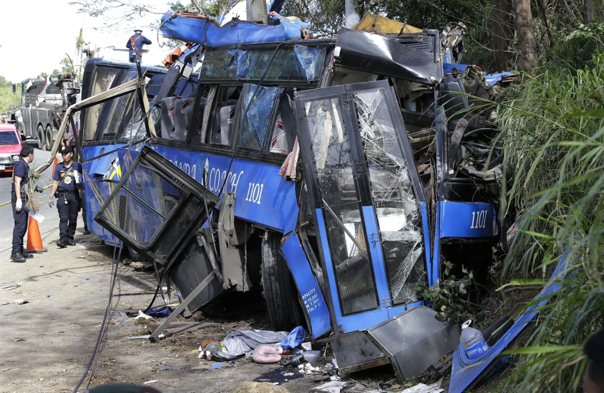 Filipinler\'de Kaza Yapan Öğrenci Otobüsünde 15 Kişi Hayatını Kaybetti