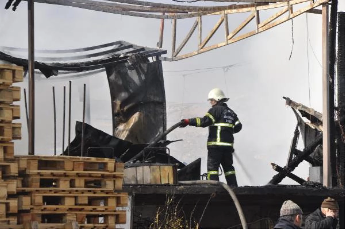 Gaziantep\'te Ahşap Palet Atölyesinde Yangın