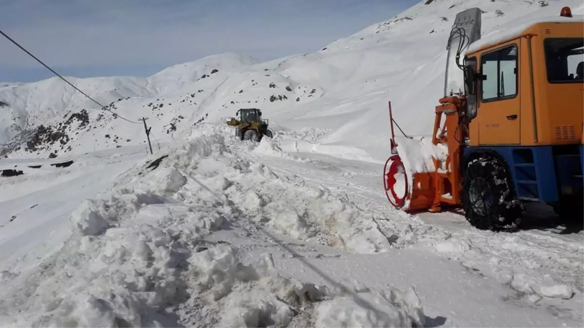 Hakkari\'de Köy ve Mezra Yolu Yeniden Ulaşıma Açıldı