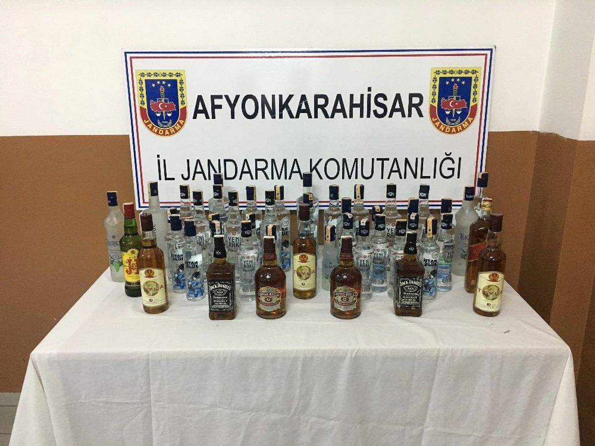 Jandarma Sahte İçki ve Ruhsatsız Tabanca Ele Geçirdi