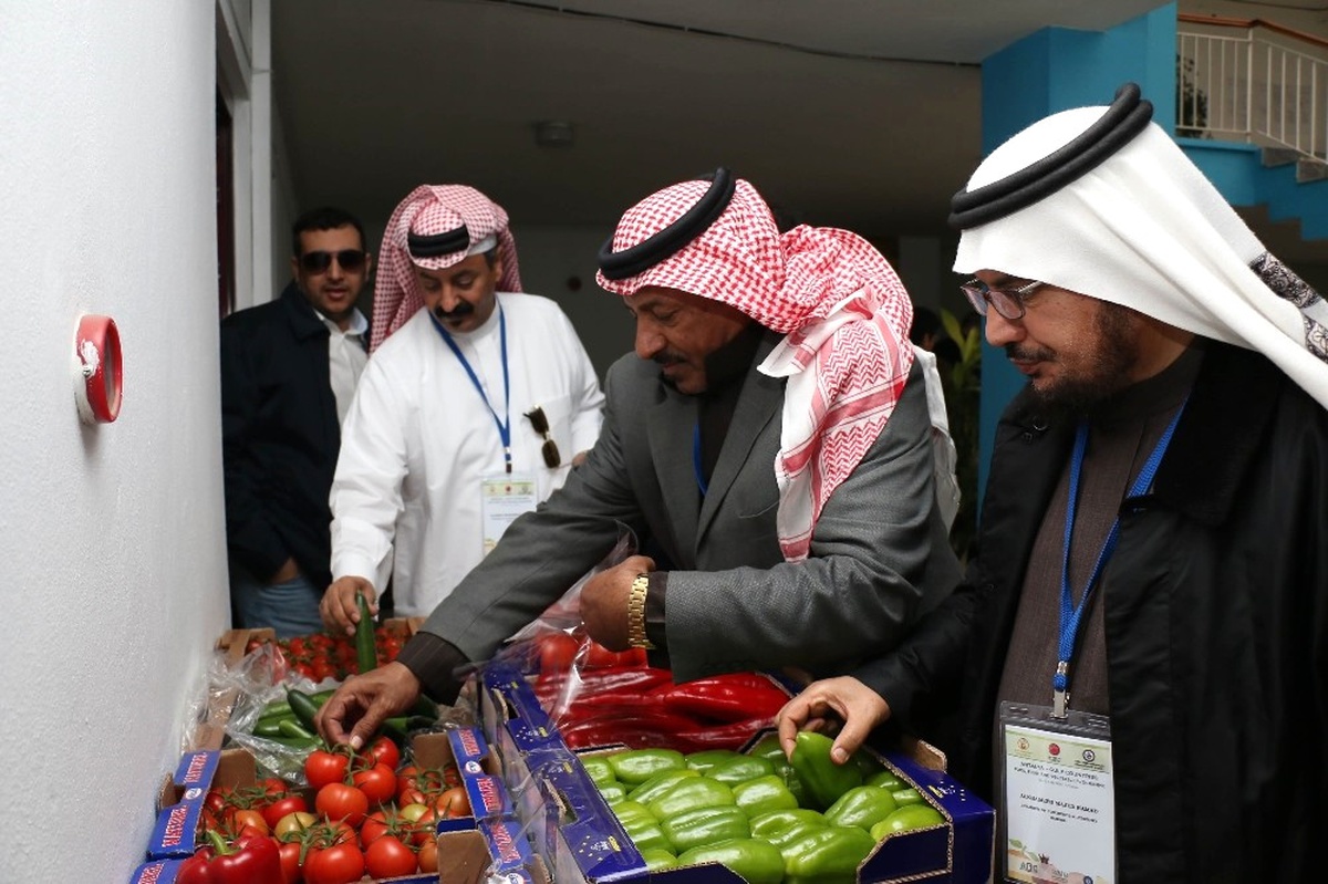 Kazakistan ve Körfez Ülkeleri Temsilcileri Antalya Toptancı Hali\'ni Ziyaret Etti
