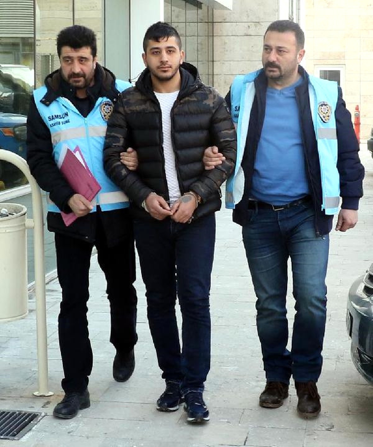 Kız Yüzünden Tartıştığı Kişiyi, Bacaklarından Bıçakladı