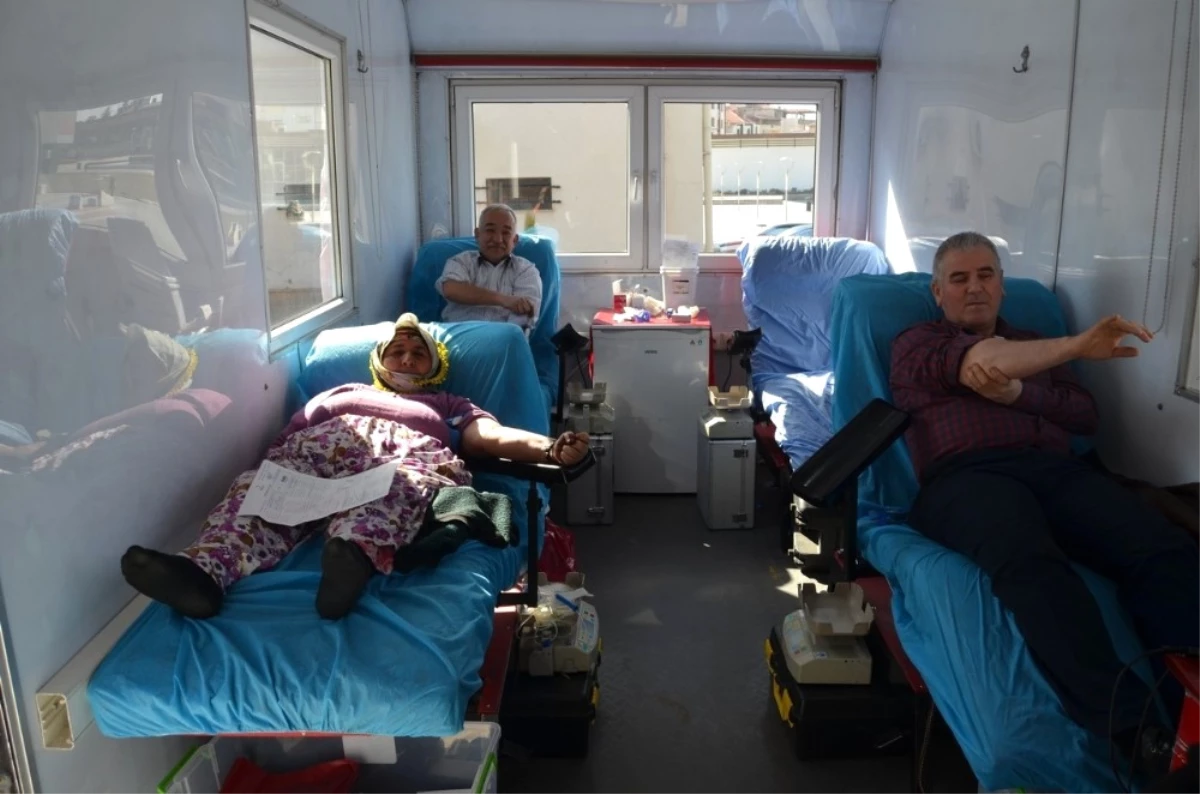 Kula\'daki Kan Bağışına Polisler de Destek Verdi
