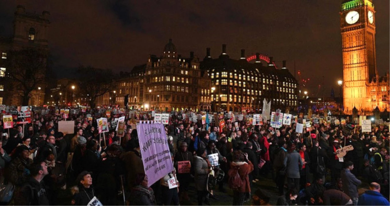 İngiltere\'de Binlerce Kişi Parlamento Önünde Trump\'ı Protesto Etti