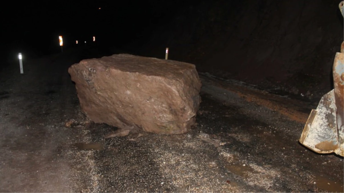 Manisa\'da Yamaçtan Düşen Kayalar Yolu Kapattı