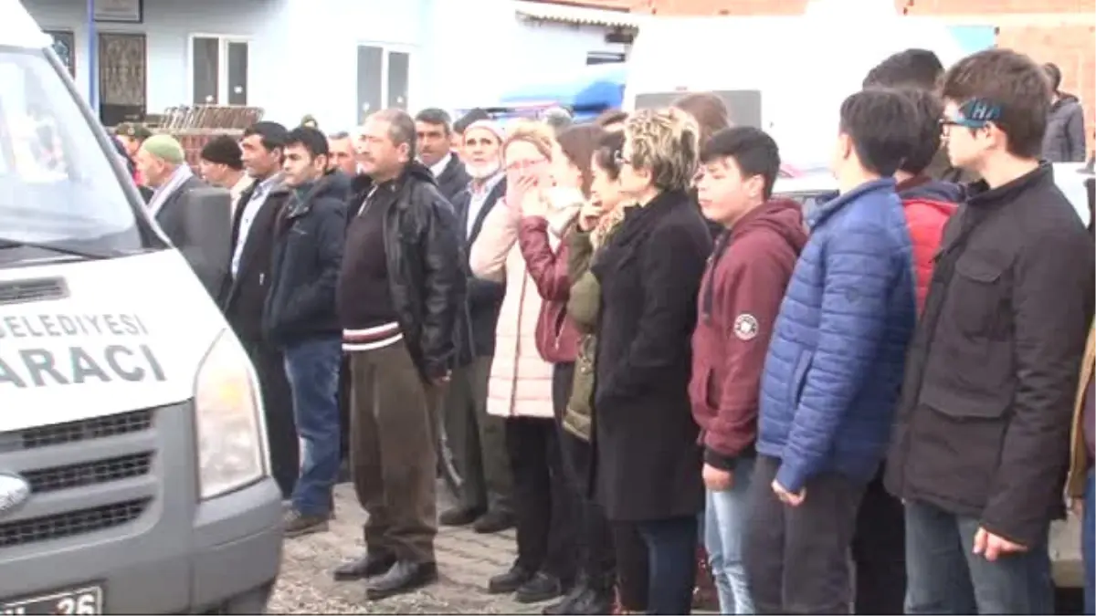 Manisa) Vahşi Cinayete Kurban Giden Ahmet\'i Sınıf Arkadaşları Son Yolculuğuna Uğurladı