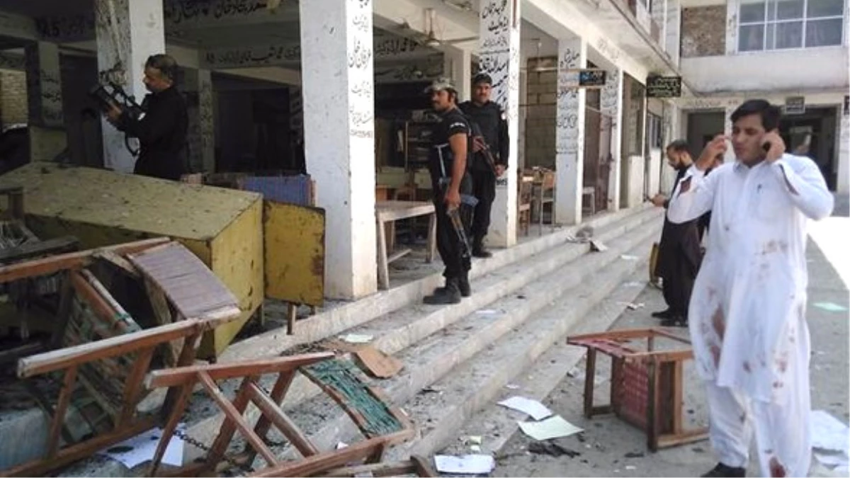 Pakistan\'da Mahkeme Binasına Bombalı Saldırı: 5 Ölü 20 Yaralı