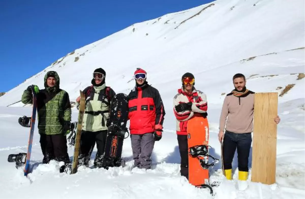 Rize\'de Tahtayla Kayan Köylüler Snowboard Ustası Oldu