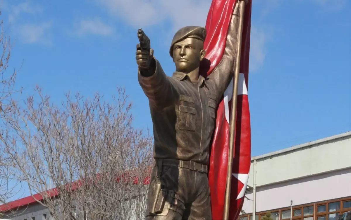 Şehit Ömer Halisdemir\'in Heykeli Memleketi Niğde\'ye Dikildi