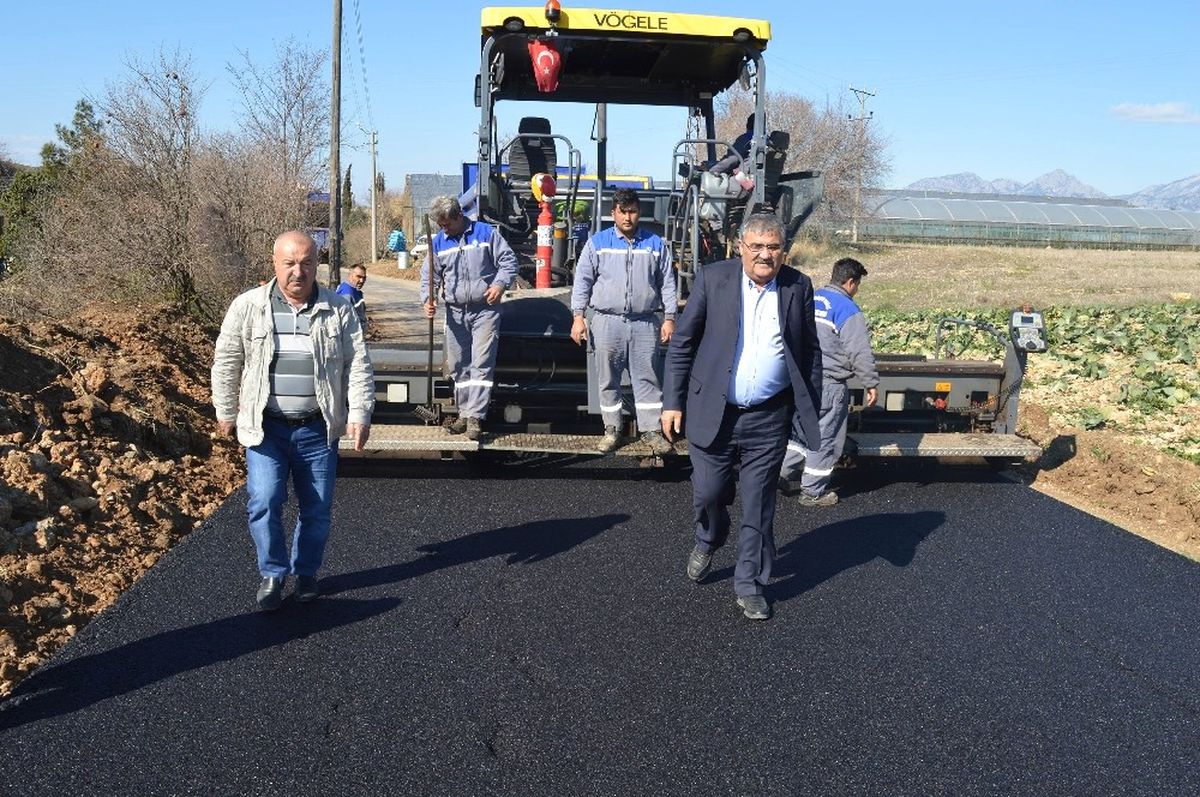 Serik\'te Grup Yolları Sıcak Asfaltla Kaplanıyor