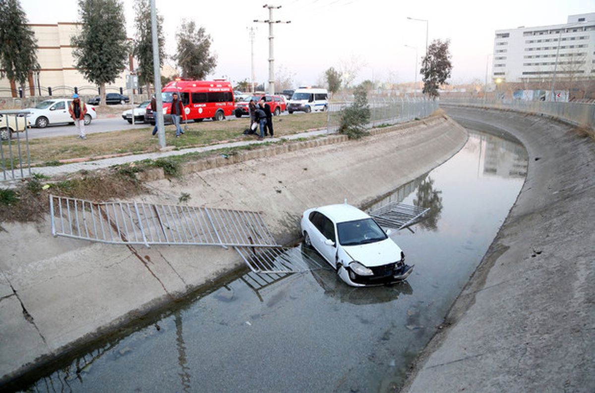 Sulama Kanalına Düşen Otomobildeki Sürücü Yaralandı