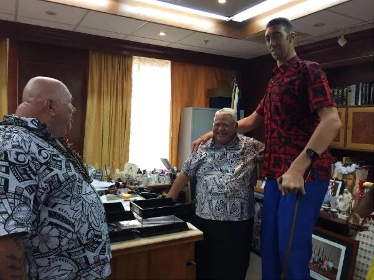Dünyanın En Uzun Adamı Sultan Kösen, Samoa Ülkesine Ayak Basan İlk Türk Oldu
