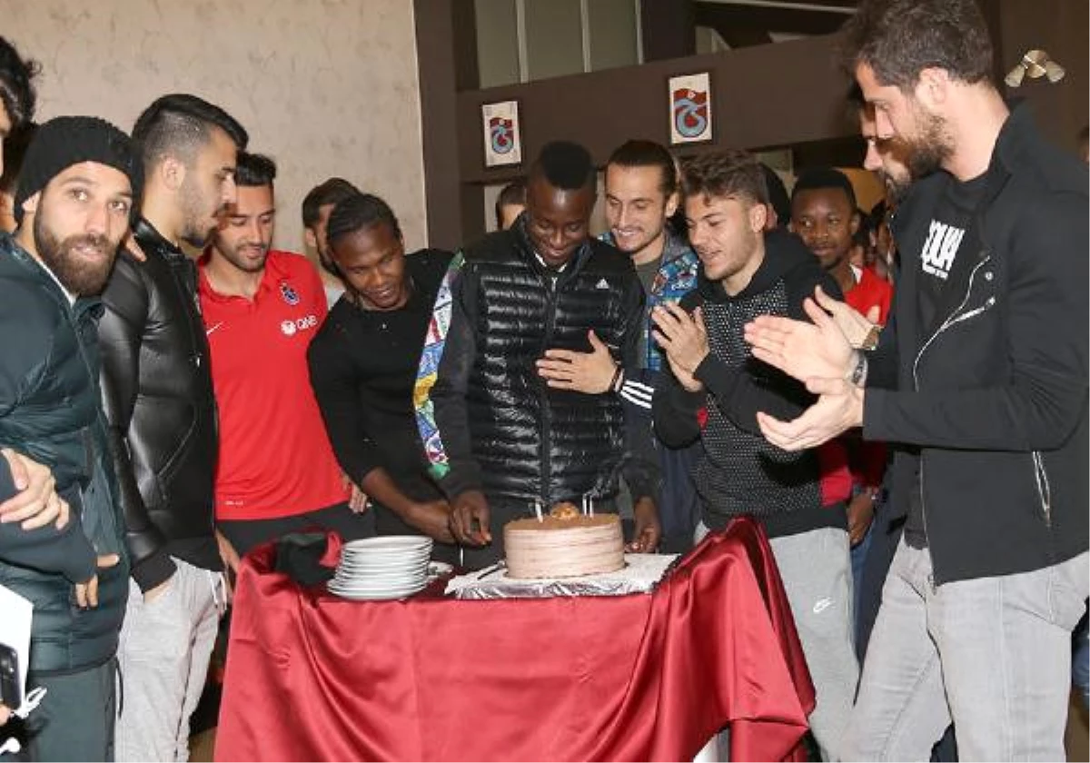 Trabzonspor\'da N\'doye\'a Doğum Günü Kutlaması