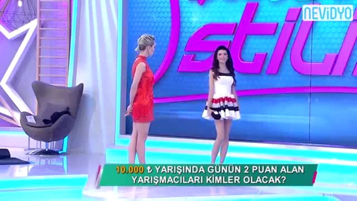 Yarışmacı Eteğini Kaldırınca...