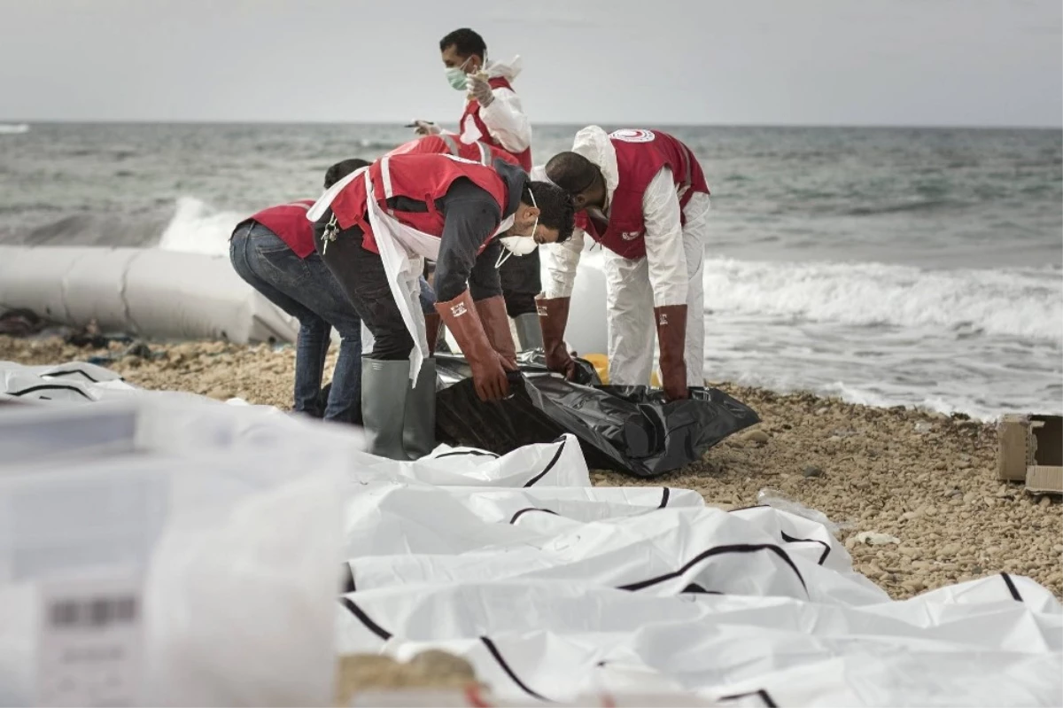 Akdeniz\'de Alabora Olan Tekneden 74 Göçmenin Cesedi Libya Sahillerine Vurdu