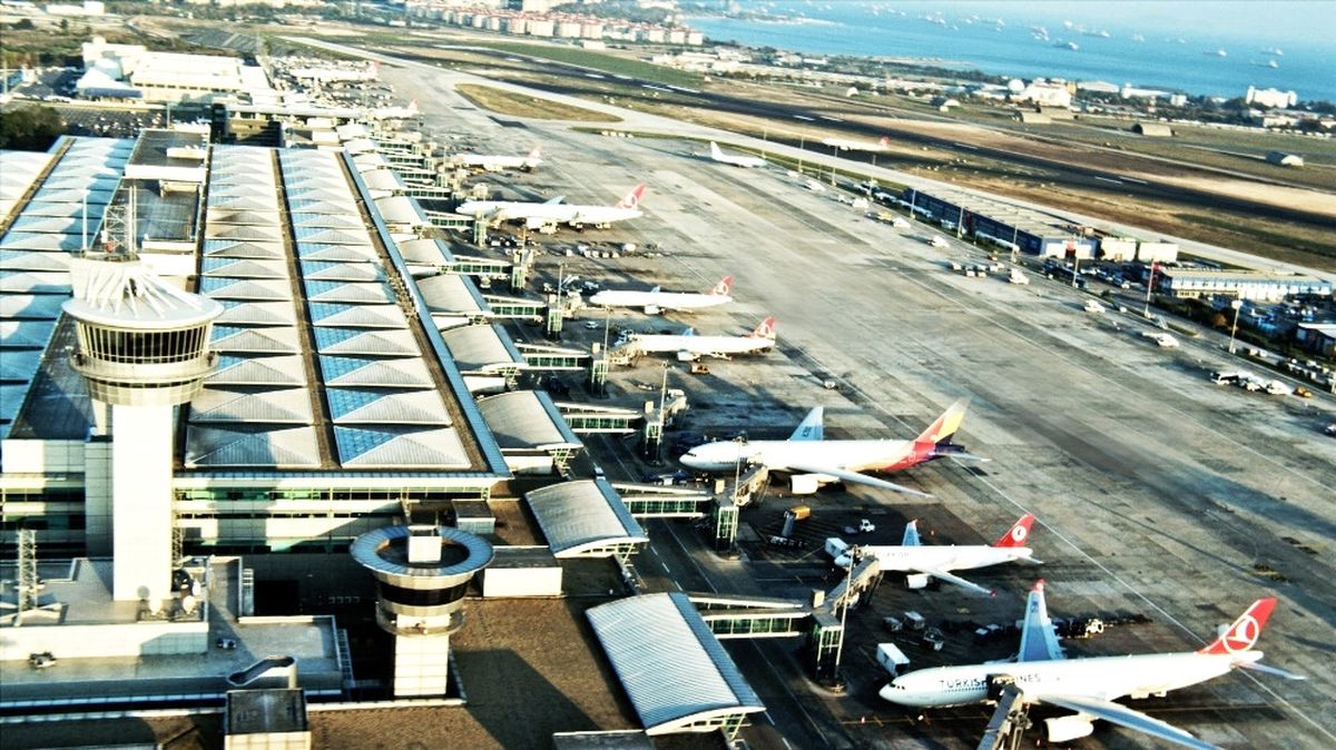 Atatürk Havalimanı\'nda Iniş ve Kalkışlara Radar Arızası Engeli