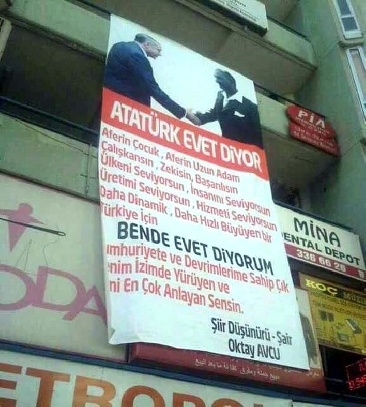 Atatürk\'lü \'Evet\' Pankartı Tepki Üzerine Kaldırıldı