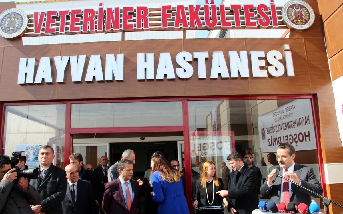 Bakan Çelik: "Siyasetçi Bilimin Ayağına Gelecek"