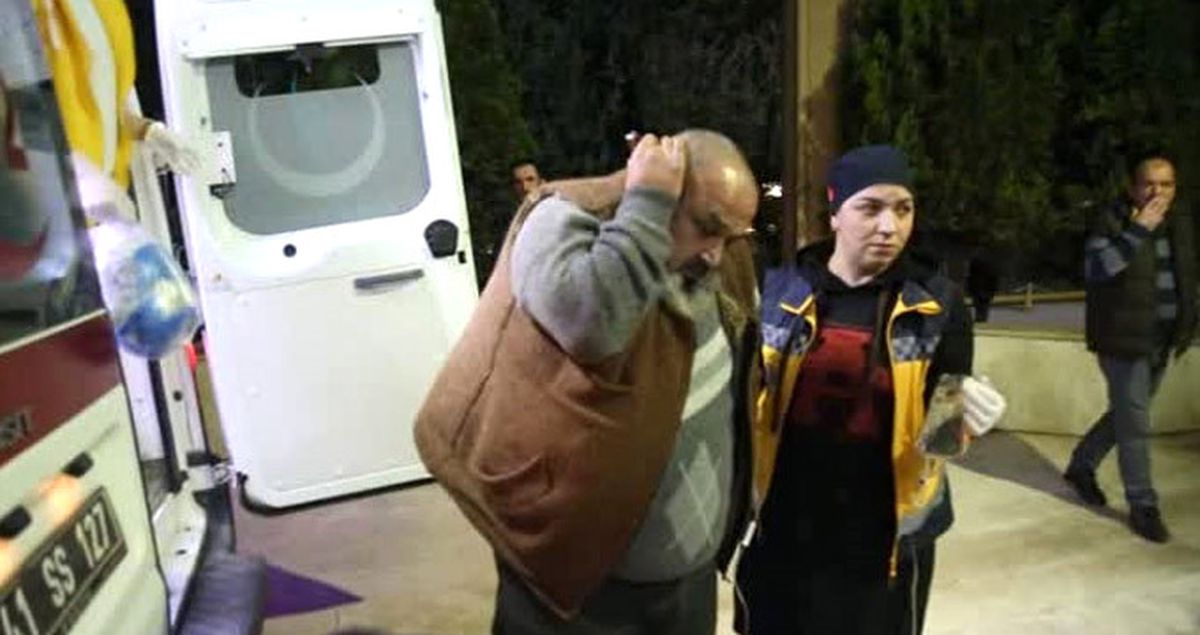 Başına Saplı Bıçakla Hastaneye Getirildi
