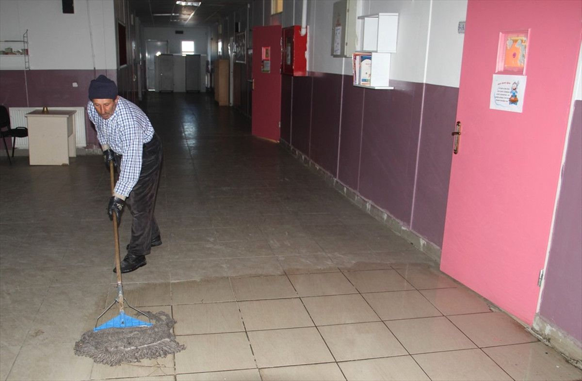 Başkale\'de Veliler Okulu Gönüllü Temizliyor