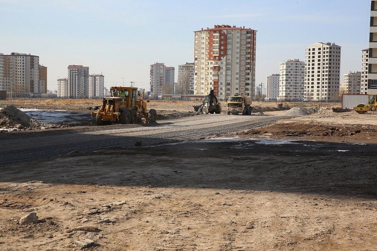 Büyükşehir Eski Hal\'de Yol Açıyor