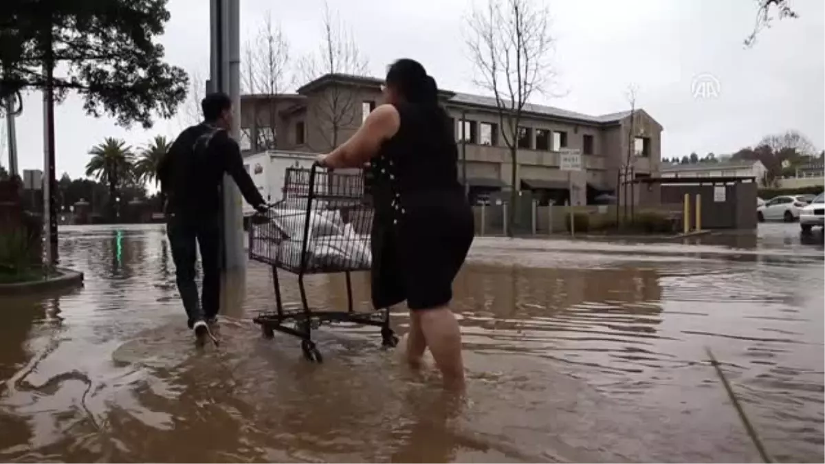 California\'da Evlerini Su Basan Yaklaşık 200 Kişi Kurtarıldı