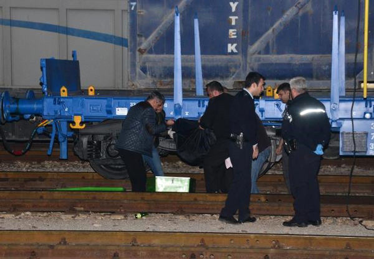 Çıktığı Vagonun Üzerinde Elektrik Akımına Kapılan Genç Öldü