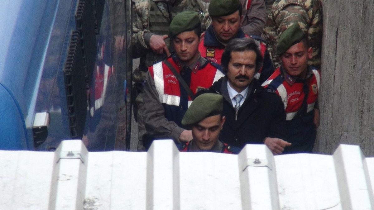 Darbeci Albay Hakim Karşısında